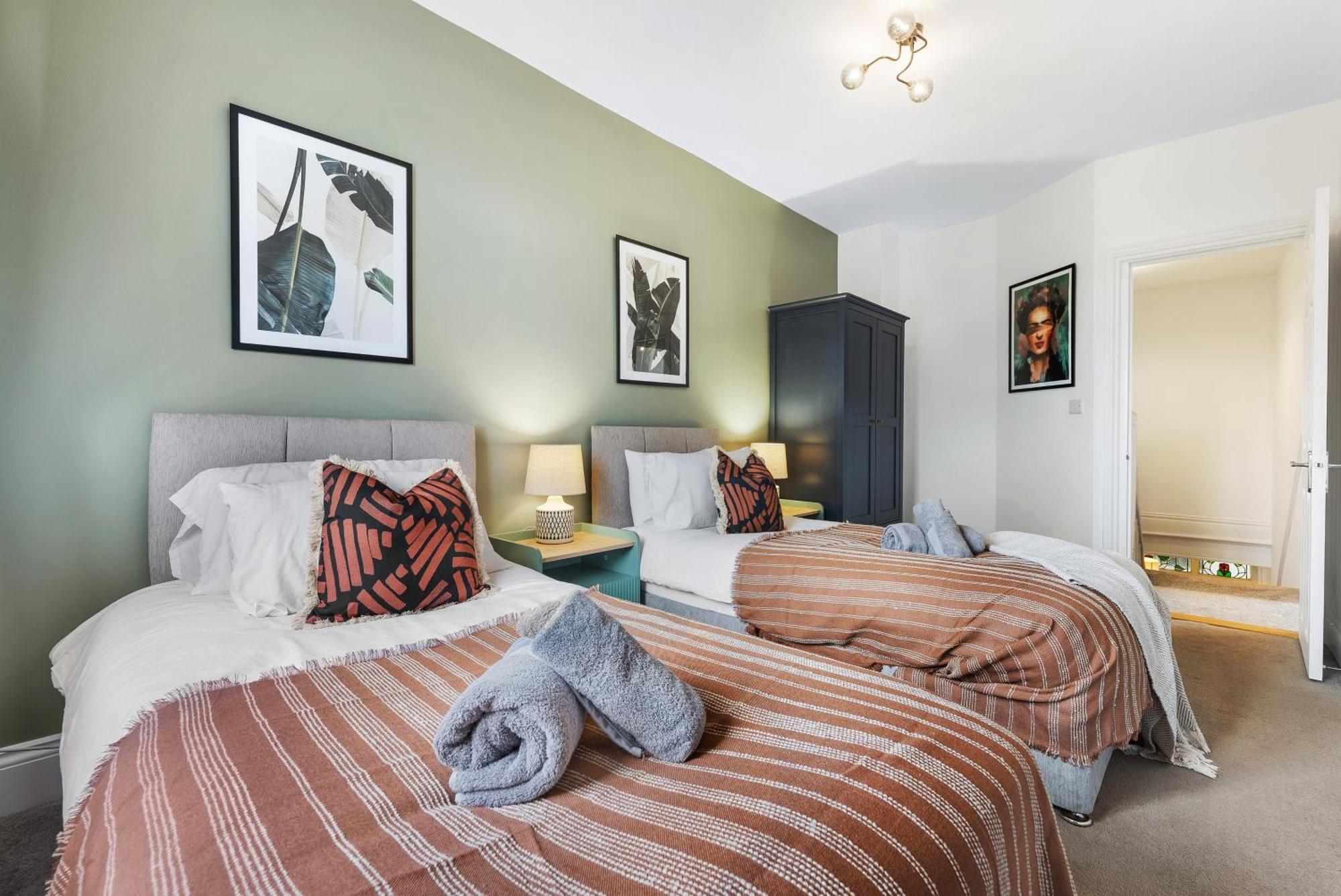 Long Term And Summer Special Offer! 5-Bedroom Spacious, Stunning Design, Sociable Areas & Cosy House Near South Downs Park, Sleeps 11 With Games Room, Private Parking And Garden- By Blue Puffin Stays Waterlooville Eksteriør bilde