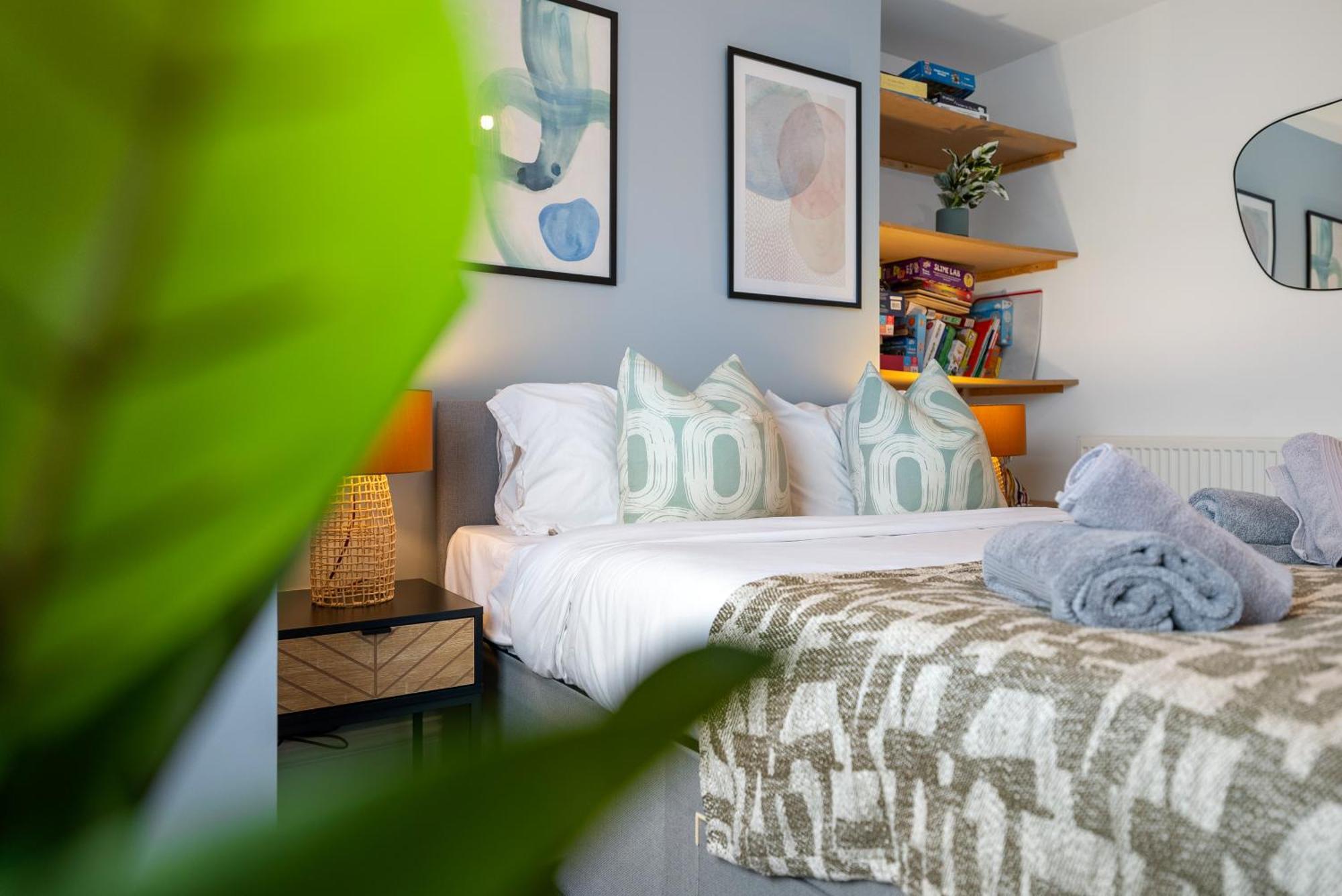 Long Term And Summer Special Offer! 5-Bedroom Spacious, Stunning Design, Sociable Areas & Cosy House Near South Downs Park, Sleeps 11 With Games Room, Private Parking And Garden- By Blue Puffin Stays Waterlooville Eksteriør bilde