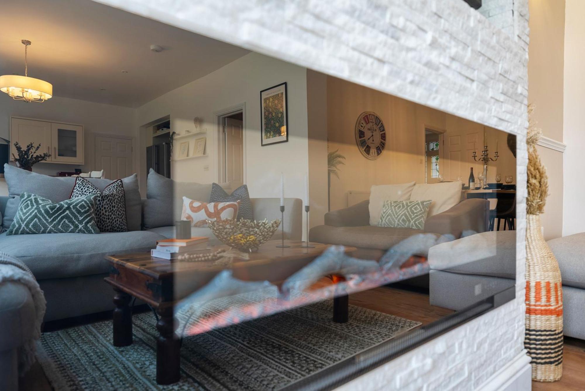 Long Term And Summer Special Offer! 5-Bedroom Spacious, Stunning Design, Sociable Areas & Cosy House Near South Downs Park, Sleeps 11 With Games Room, Private Parking And Garden- By Blue Puffin Stays Waterlooville Eksteriør bilde